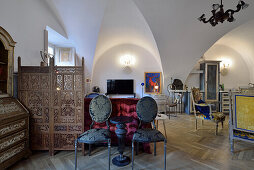 Wohnraum mit Gewölbedecken und antiken Möbeln