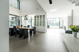 Essbereich eines modernen Architekturhauses im Bauhausstil, Oberhausen, Nordrhein-Westfalen, Deutschland