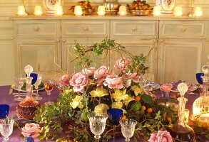 Festliches Blumenbouquet auf gedecktem Tisch