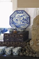 Delft porcelain with an oriental motif, a cutlery box and decorative items