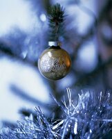 Weihnachtskugel mit 'Merry Christmas' Aufschrift am Baum