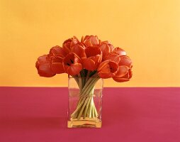 Eine Blumenvase mit einem Bund Tulpen