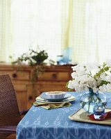 Miniquiche auf blau gedecktem Tisch
