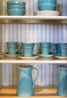 Blaues Keramikgeschirr auf Küchenregal