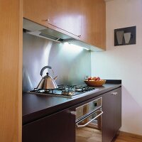 Ein modernes und mit blauer Mosaik gefliestes Badezimmer und eine weiße