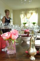 Gedeckter Tisch mit Wein und Rosendeko