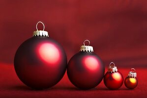 Assorted Christmas baubles (red and yellow)