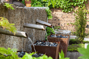 Wasserspiel in einem Garten