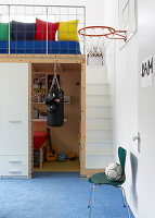 Kinderzimmer mit Hochbett, integrierter Boxecke und blauem Teppichboden