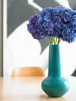 Blaue Hortensien in türkiser Vase
