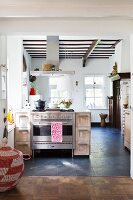 Offene Küche in renoviertem Landhaus