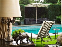 Moderne Küche im Landhausstil mit Dunstabzug und Geschirrsammlung auf