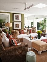 Elegante weiße Landhausküche mit dunklem Boden und schwarz-weiß