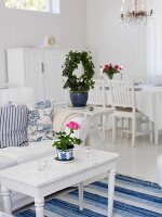 Wohnraum in schwedischem Stil in weiss & blau