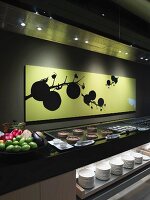 Moderner Buffetbereich eines chinesischen Restaurants mit Wandbild
