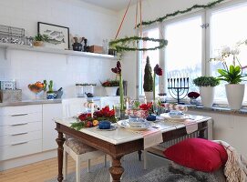 Weihnachtsstimmung in moderner Küche, Adventskranz über gedecktem Tisch