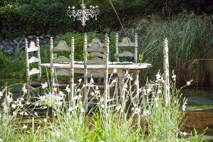 Gedeckter Tisch mit Kronleuchter im Teich stehend