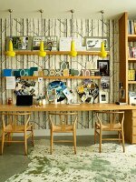 Arbeitszimmer mit langem Tisch und Klassiker Holzstühlen, an Wand Tapete mit Baummotiv