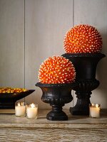 Dekokugeln aus Candy Corn in Pokalvasen als Halloweendekoration