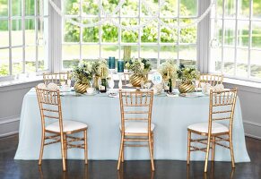 Eleganter Hochzeitstisch in Weiß und Gold