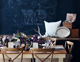 Hochzeitstisch mit üppigen Blumensträussen in Landhausstil