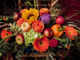 Spätsommerliches Blumenbouquet mit Obst und Gemüse