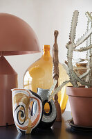 Mid Century Deko mit Vasen, Designerleuchte und Kaktus