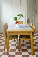 Esstisch mit Stühlen auf Schachbrett-Fliesenboden
