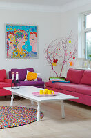 Polstermöbel in Pink und Violett im bunten Wohnzimmer