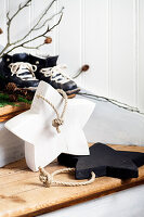 Sturdy wooden stars in black and in white