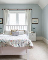 Romantisches Schlafzimmer mit hellblauen Wänden