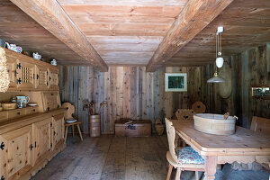 Rustikale Bauernstube mit Holzverkleidung und niedriger Decke