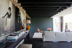 Wohnzimmer mit rustikaler Holzwand und … – Bild kaufen – 293938