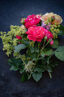 Rosen, Frauenmantel und Hortensie auf dunklem Untergrund