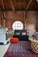 Lounge in renovierter Scheune aus roten Backsteinen