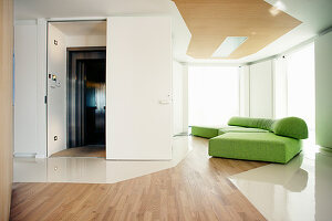 Grünes modulares Sofa im Wohnzimmer mit direktem Aufzug