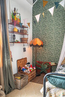 Spielecke im Kinderzimmer mit Tapete und hoher Decke