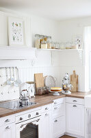 Kitchen corner with wooden worktop and white fronts