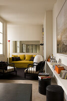 Offener Wohnraum mit gelber Couch in 1-Zimmer-Appartement