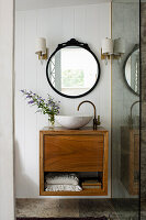 Kleiner Holz-Waschtisch mit Waschschüssel aus Stein, darüber Vintage Spiegel