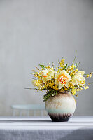 Vase mit Osterblumenstrauß
