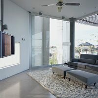 Modernes, offenes, neutrales Wohnzimmer mit Glaswänden und Blick nach draußen