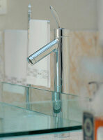 Detail eines modernen quadratischen Glaswaschbeckens mit Wasserhahn