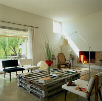 Living room with modern fireplace and sliding windows big enough to integrate the interior to the exterior