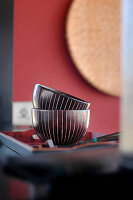 Chinesische Schalen auf einem Tablett mit Essstäbchen