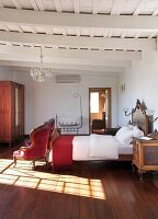 Sonnenlicht auf Holzboden im Schlafzimmer, Carmelo, Uruguay