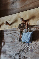 Detail eines Garderobenständers im Flur mit Schlüsseln und einer Kuhglocke in einer Holzhütte in den Bergen von Sirdal, Norwegen