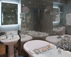 Badezimmer mit Spiegelmosaik-Fliesen in einer Wohnung in St Leonards on Sea, East Sussex, UK