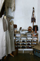Schuhe und Wäsche mit Zubehör in einem Geschäft für alte Kleidung, Hastings, East Sussex, England, UK