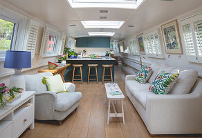 Gemütlicher Sitzbereich mit Oberlichten auf einem Hausboot